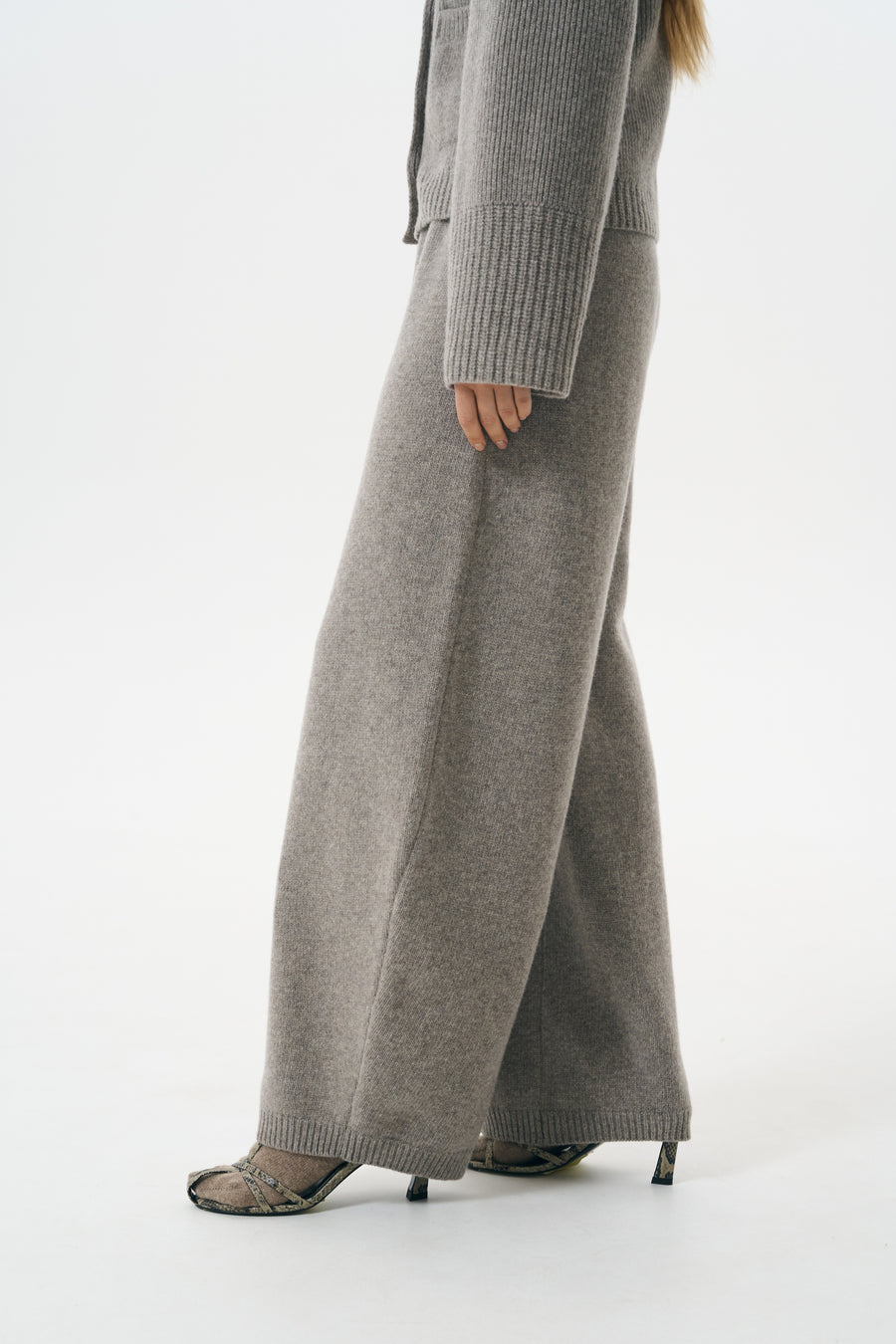 O-SHAPE LAMBSWOOL PANTS | HALVA